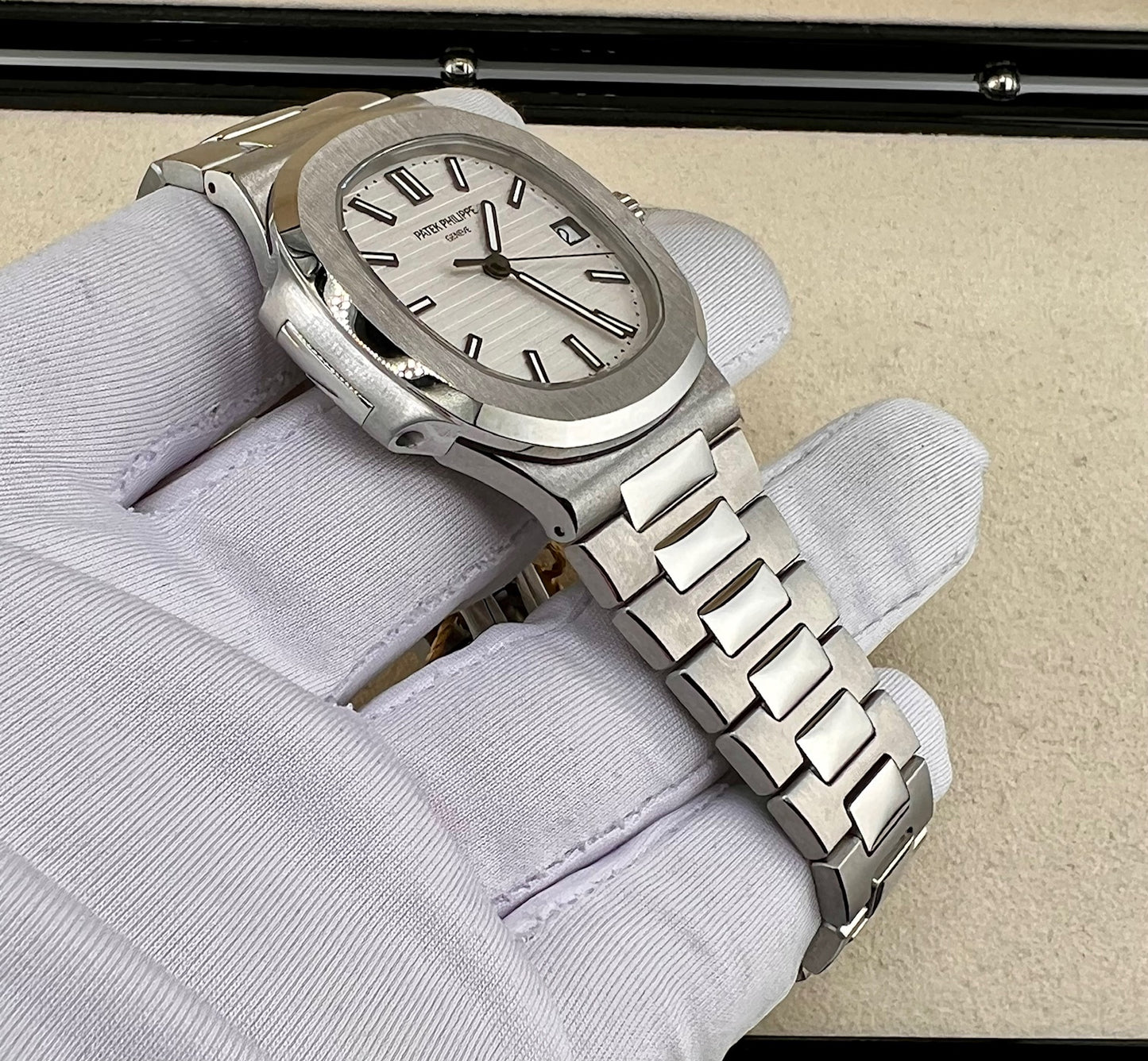 Patek Philippe Nautilus 5711/1A-011 White Dial Full Set 2012 (Andorra)