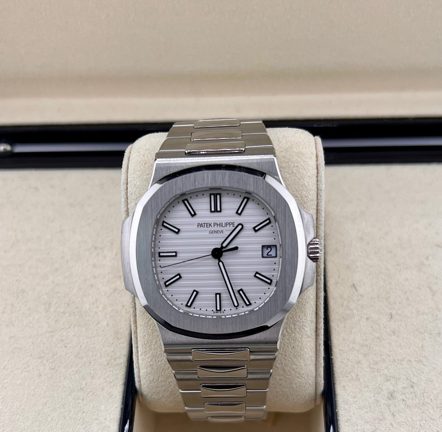Patek Philippe Nautilus 5711/1A-011 White Dial Full Set 2012 (Andorra)