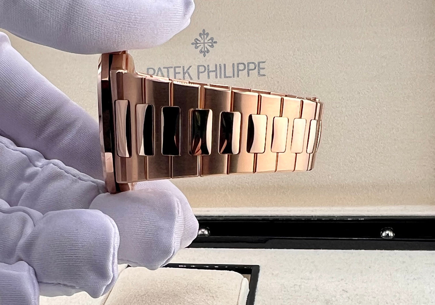 Patek Philippe Nautilus 5723/112R Full Set 2017 (Belgium)