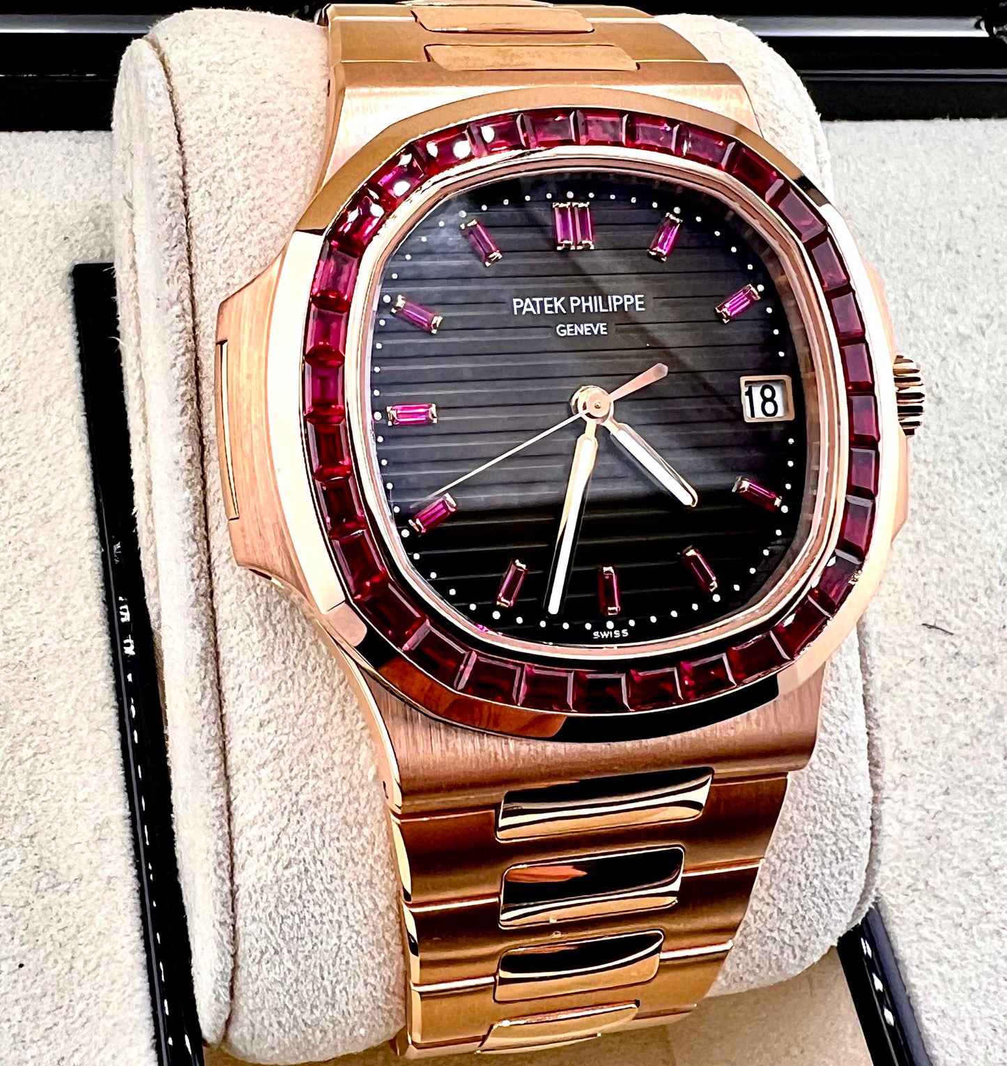 Patek Philippe Nautilus 5723/112R Full Set 2017 (Belgium)