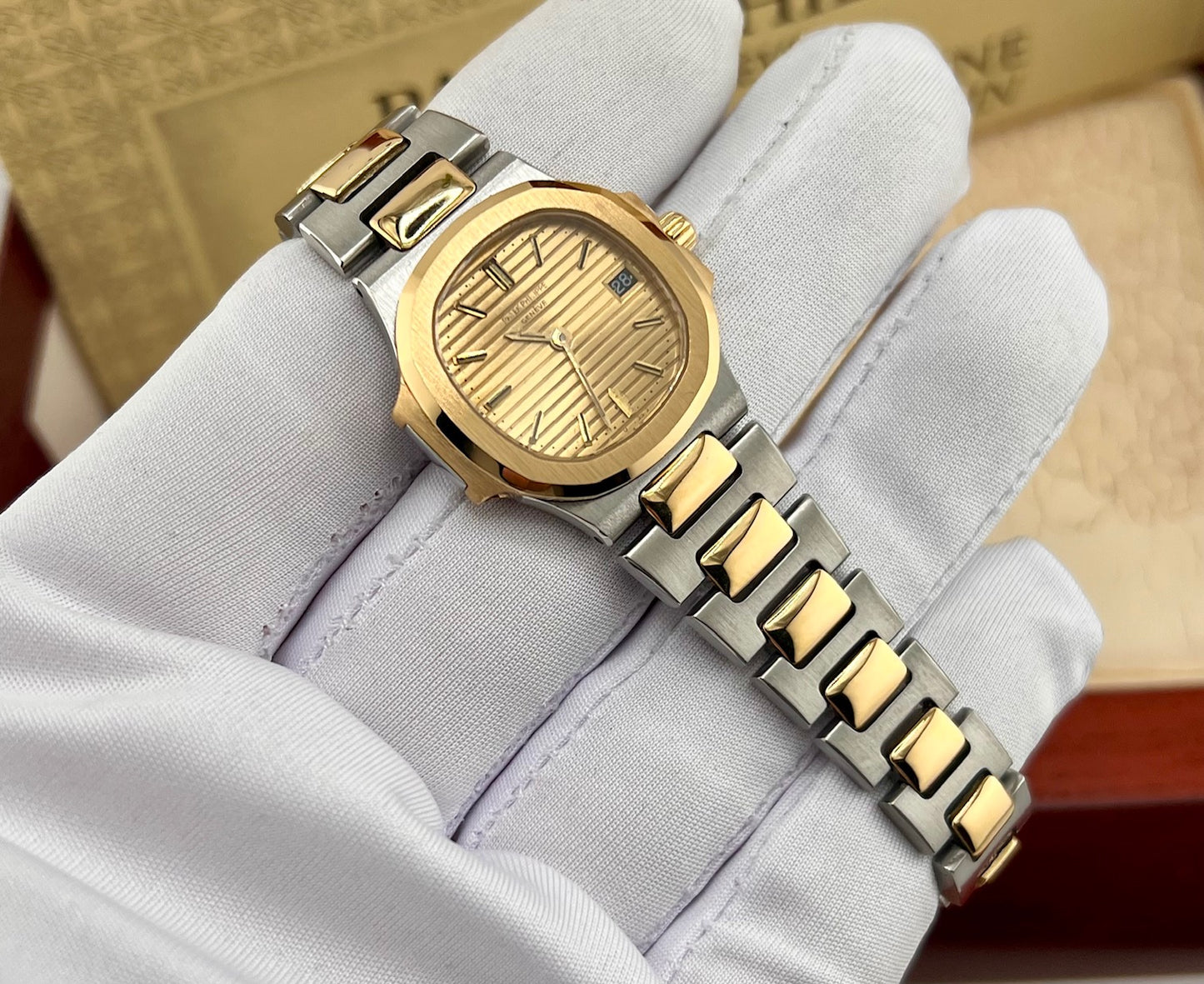 Patek Philippe Nautilus 4700 Lady 27mm Box&Paper Quartz 1982 Ita