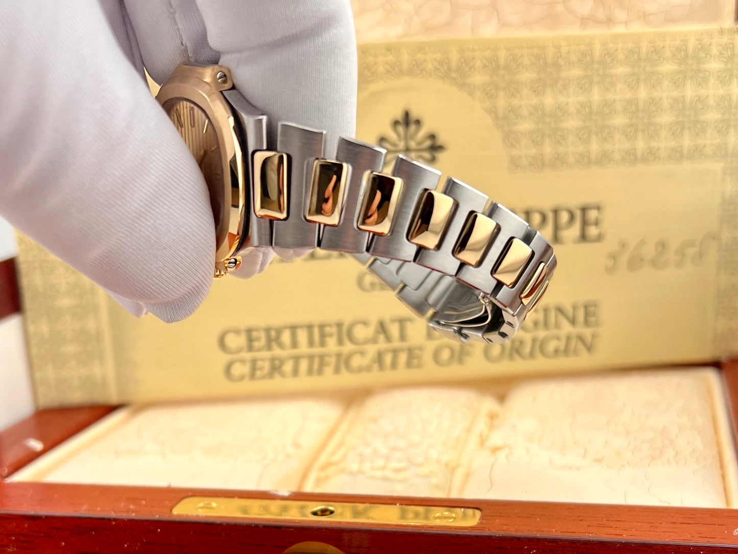 Patek Philippe Nautilus 4700 Lady 27mm Box&Paper Quartz 1982 Ita