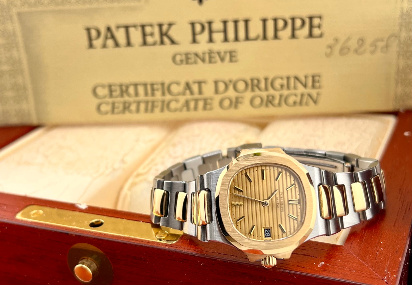 Patek Philippe Nautilus 4700 Lady 27mm Box&Paper Quartz 1982 Ita
