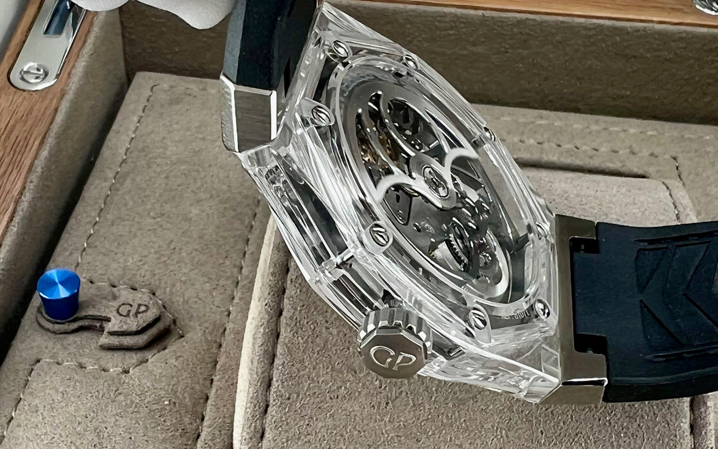 Girard Perregaux Laureato Absolute Light 44mm new 81071-43-231-FB6A