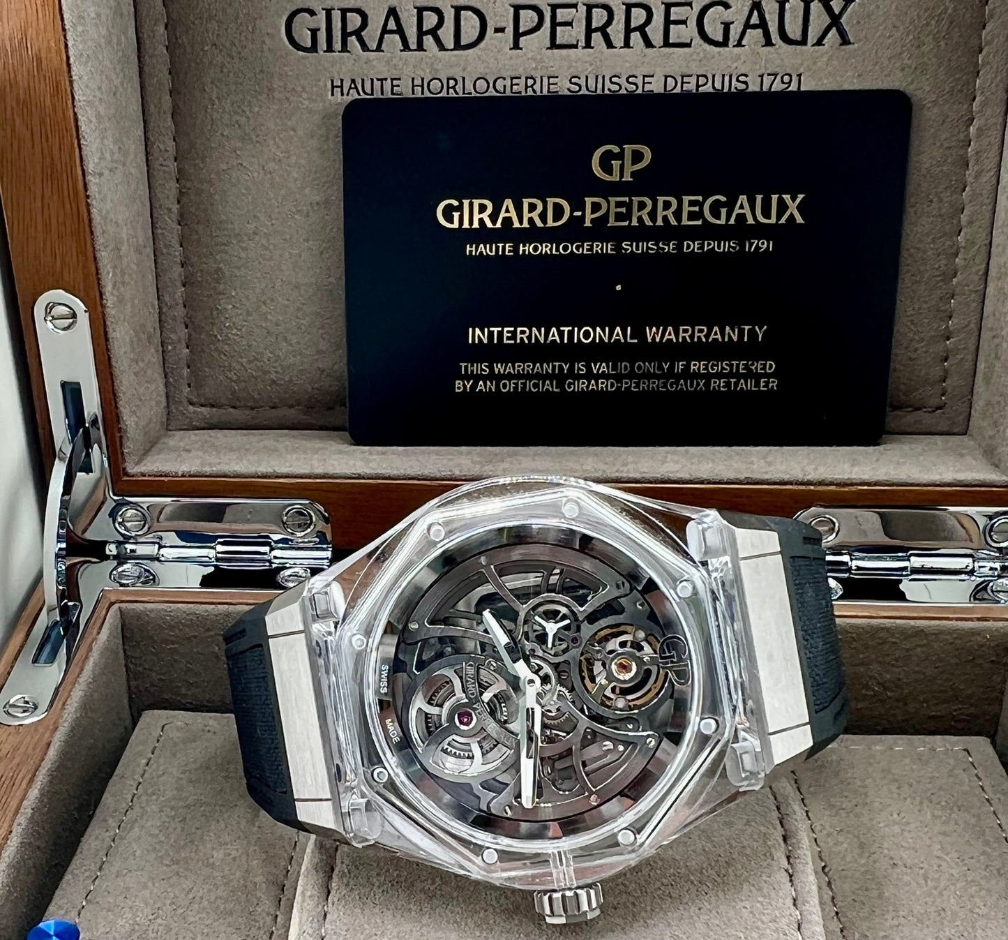 Girard Perregaux Laureato Absolute Light 44mm new 81071-43-231-FB6A