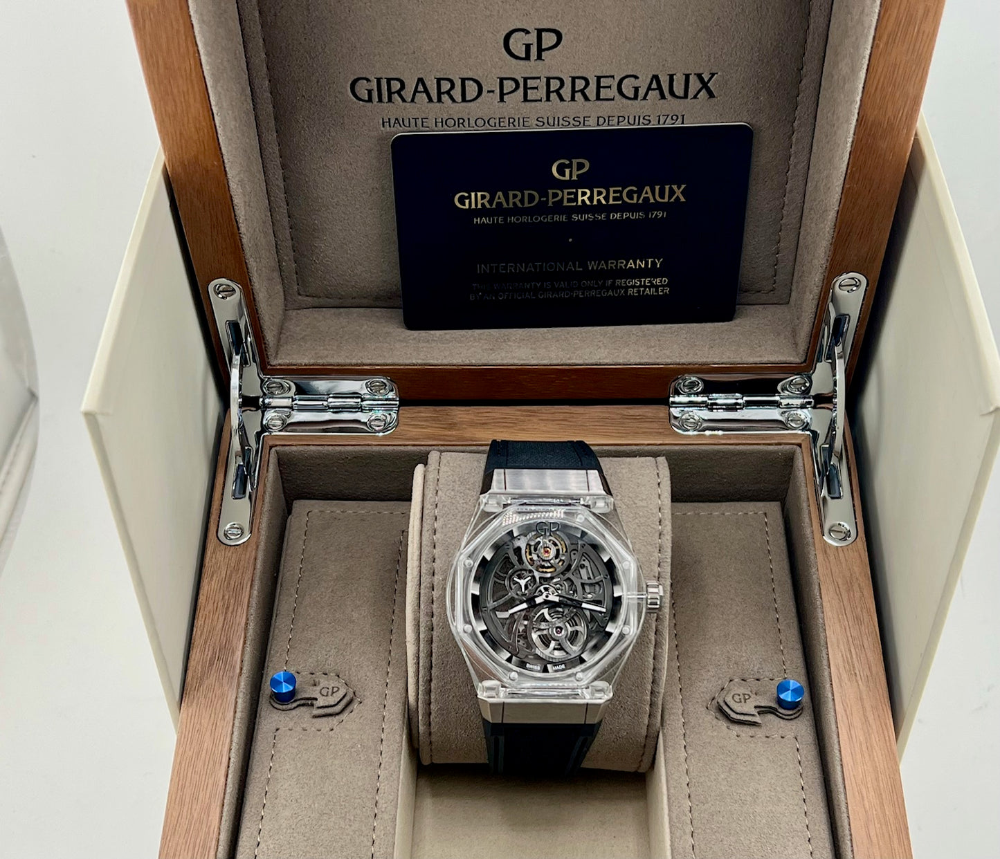 Girard Perregaux Laureato Absolute Light 44mm new 81071-43-231-FB6A
